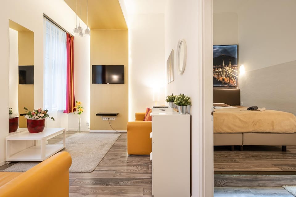 Bed, TV and multimedia, Living room, Photo of the whole room, Seating area, Bedroom