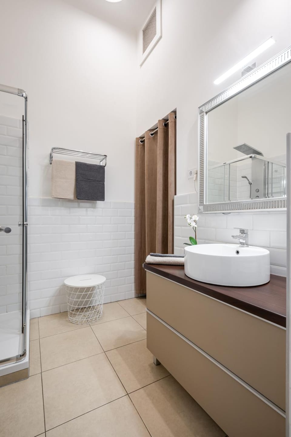 Shower, Toilet, Bathroom, towels, washing machine