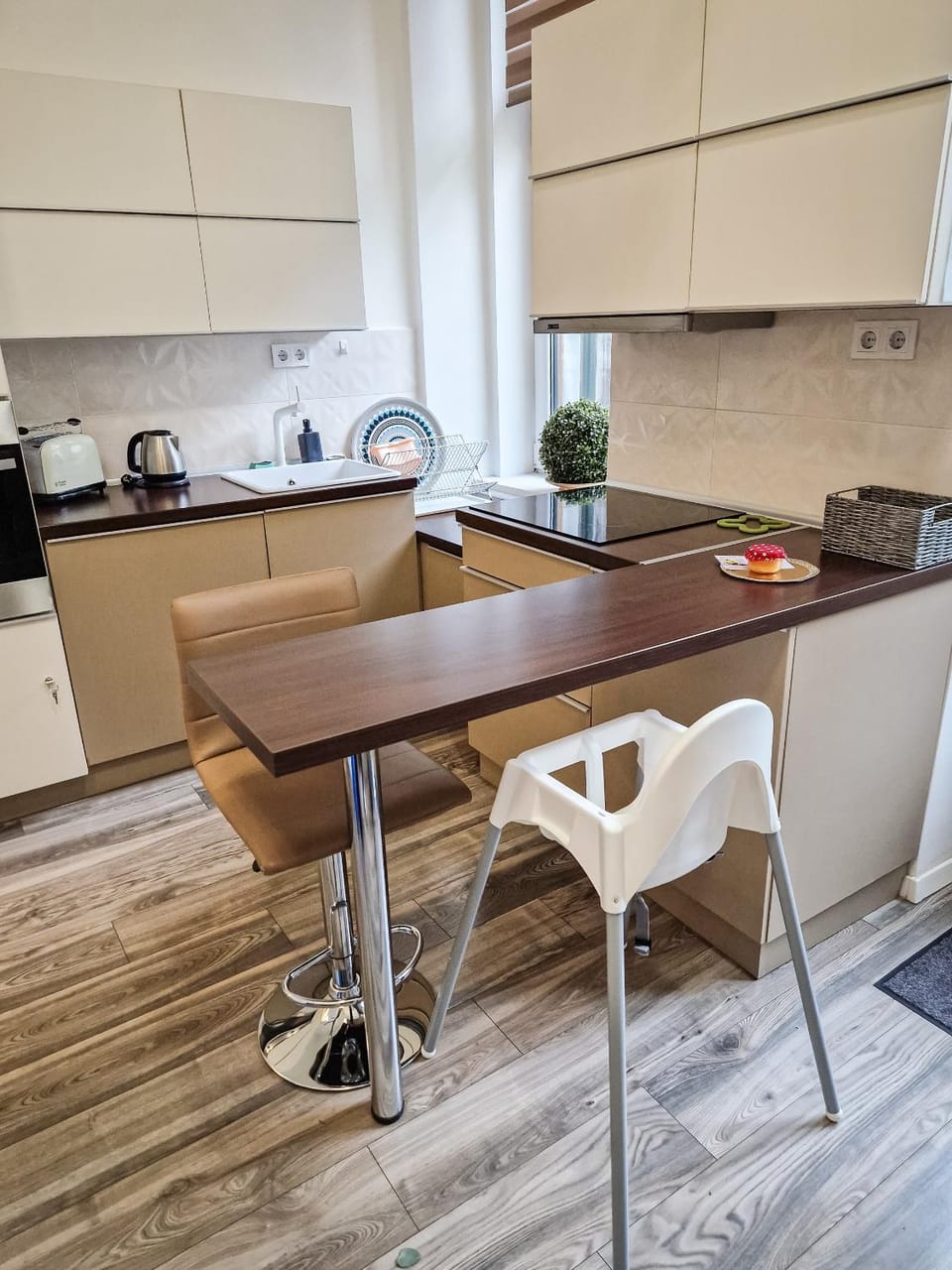 Kitchen or kitchenette, Dining area, minibar, pet friendly, stove