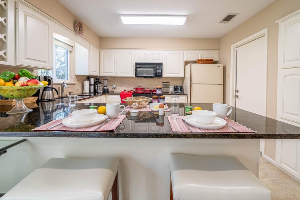 Kitchen or kitchenette, Food and drinks, Dining area, Breakfast, minibar, stove