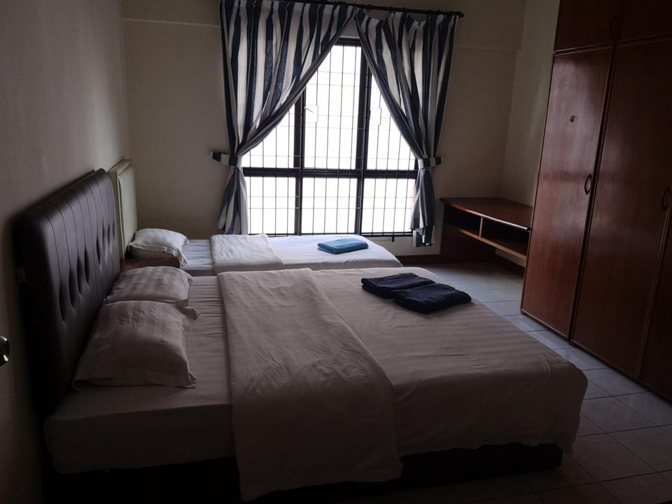 Photo of the whole room, Bedroom, towels