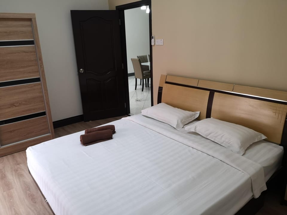 Bed, Bedroom, towels, wardrobe