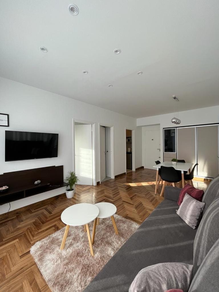 IMPECABLE DEPARTAMENTO. PLAZA COLON CON BALCON A LA CALLE Apartment in Mar del Plata