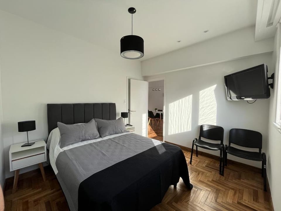 IMPECABLE DEPARTAMENTO. PLAZA COLON CON BALCON A LA CALLE Apartment in Mar del Plata