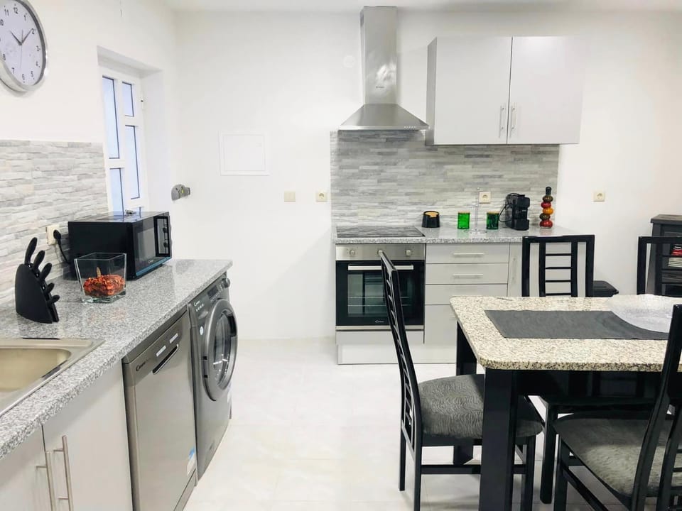 Kitchen or kitchenette, Dining area, dishwasher, minibar, pet friendly, stove, washing machine