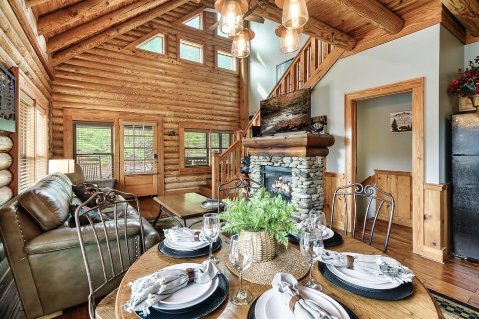 2mils Dollywood, Resort Pool, King Bed, SL6 House in Pigeon Forge