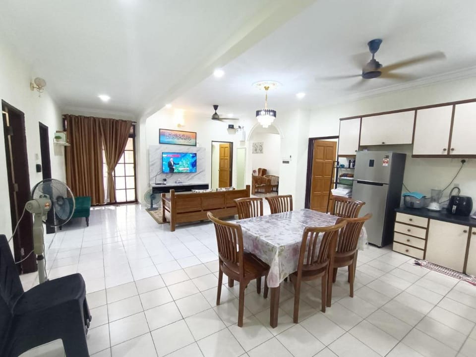 Communal lounge/ TV room, Living room, Seating area, Dining area