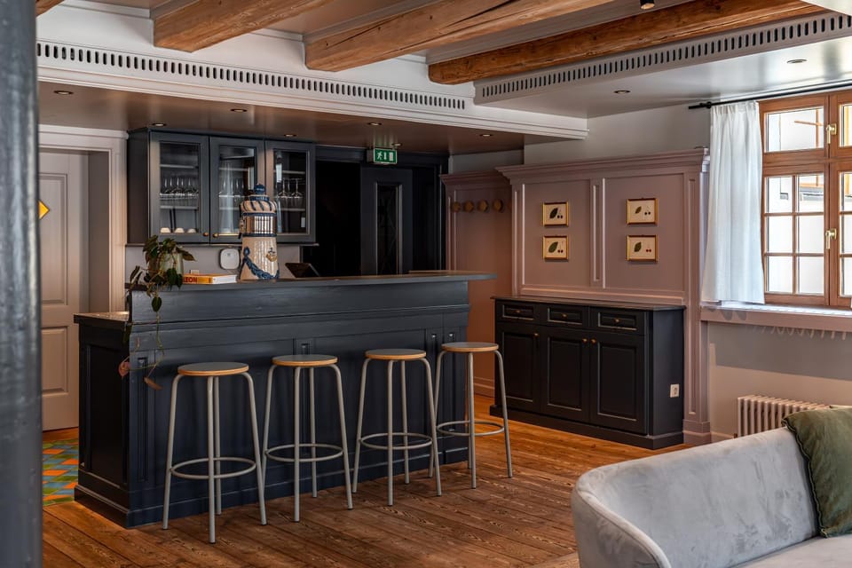 Restaurant/places to eat, Lounge or bar