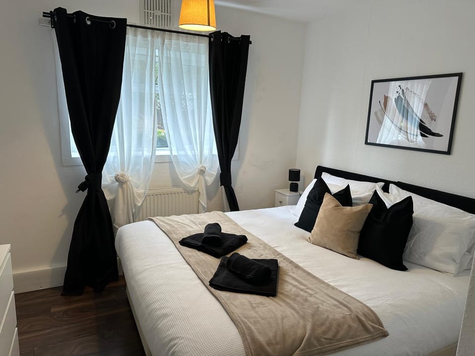 Bed, Photo of the whole room, Bedroom, towels