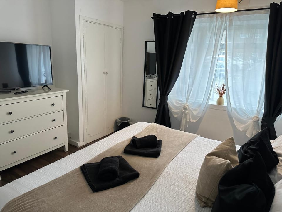 Bed, TV and multimedia, Photo of the whole room, Bedroom, towels, wardrobe