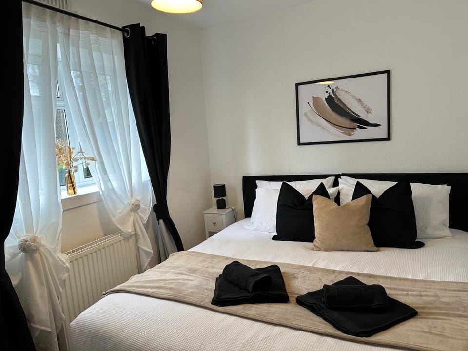 Bed, Photo of the whole room, Bedroom