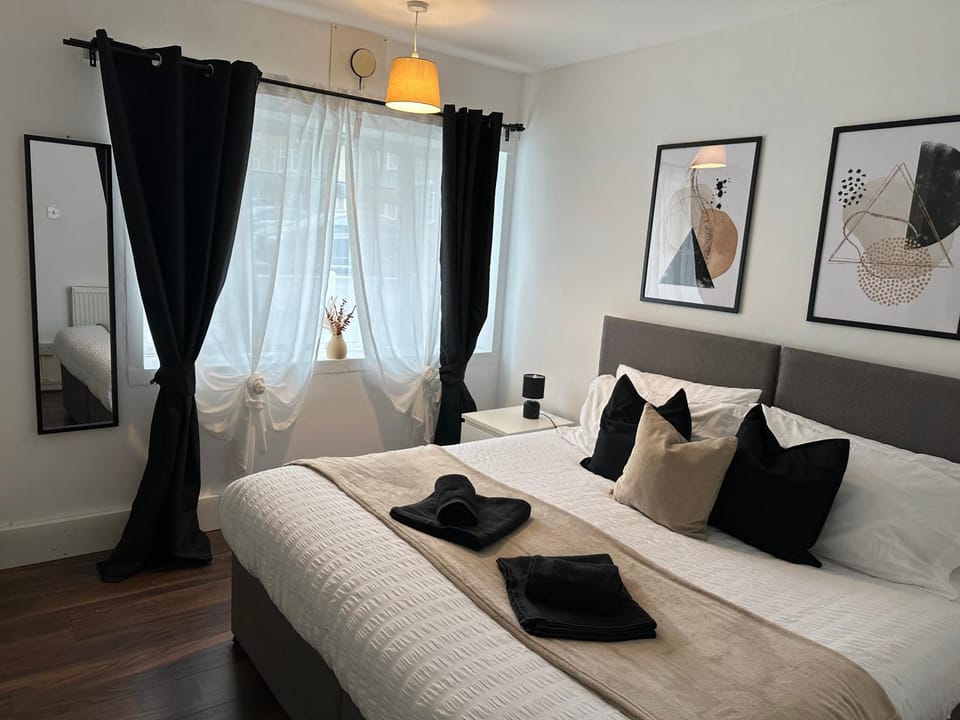 Bed, Photo of the whole room, Bedroom, towels