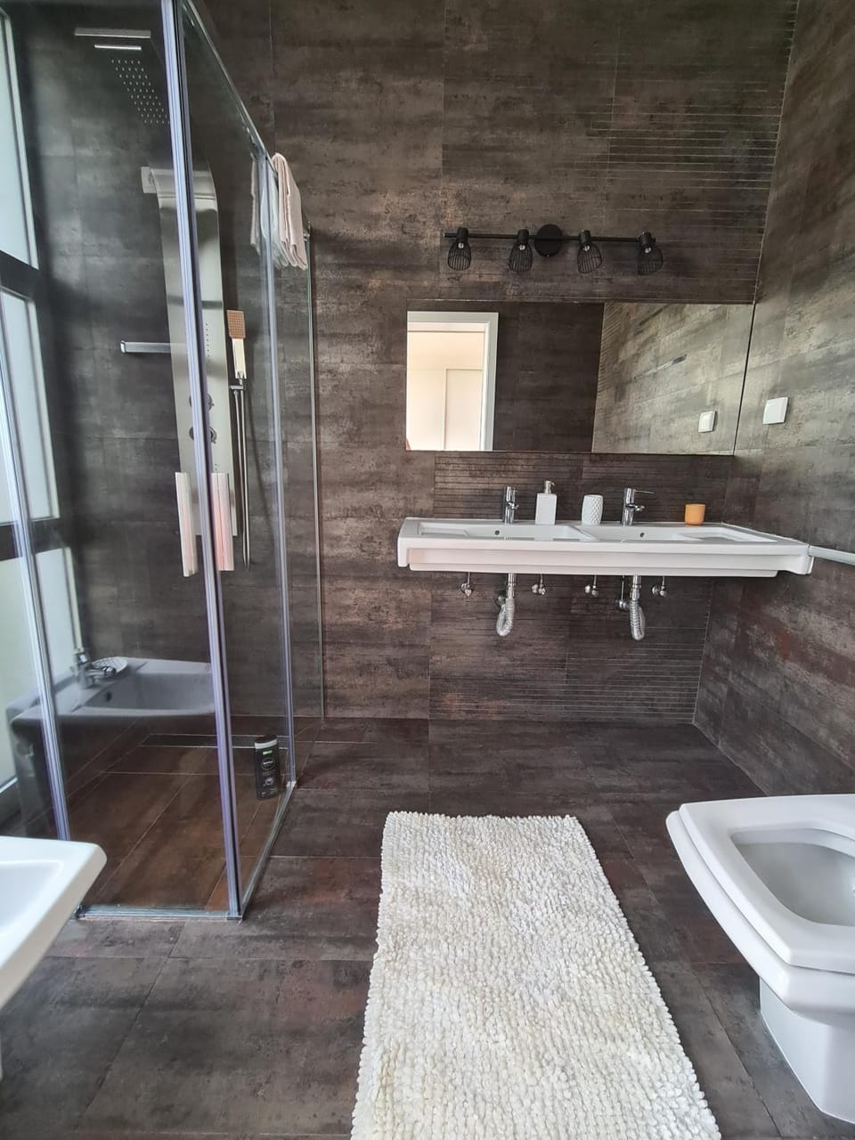 Shower, Toilet, towels