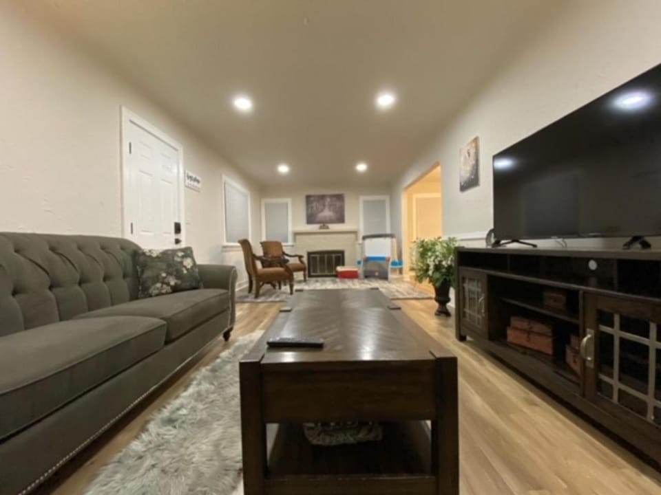 TV and multimedia, Living room, Seating area, Evening entertainment