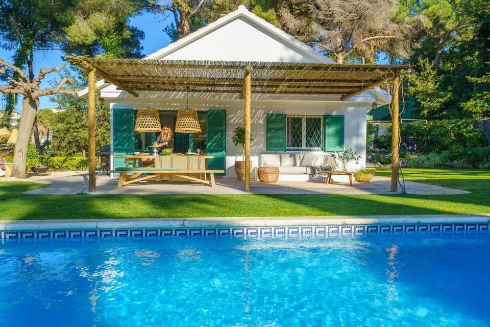 Property building, Patio, Spring, Natural landscape, Garden, Garden view, Pool view, Swimming pool, Swimming pool, sunbed