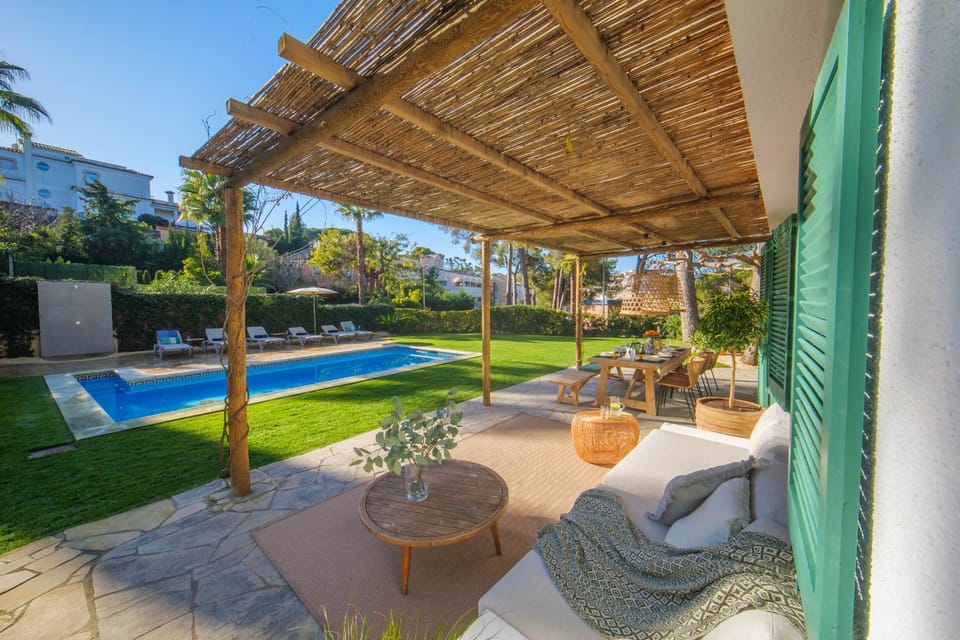 Property building, Garden, Living room, Garden view, Pool view, Swimming pool, sunbed