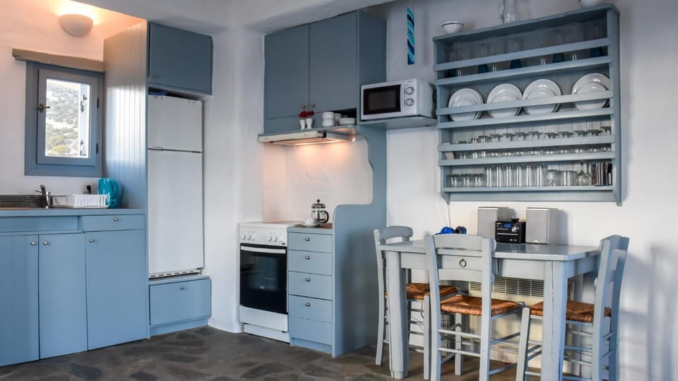 Kitchen or kitchenette, Dining area, minibar, pet friendly, stove, toaster