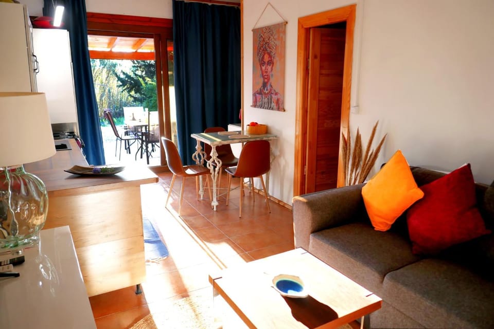Kitchen or kitchenette, Living room, Seating area, Dining area