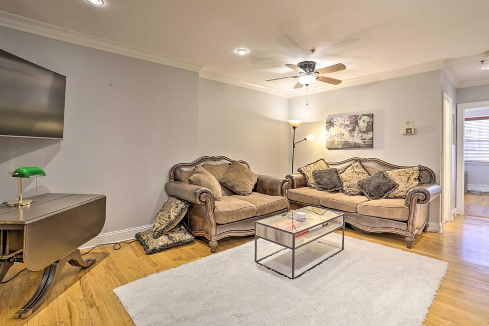 Couple’s Hub Near MetLife, Walk to Public Transit! House in Hoboken