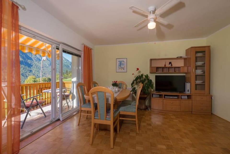 TV and multimedia, Seating area, Dining area, Evening entertainment