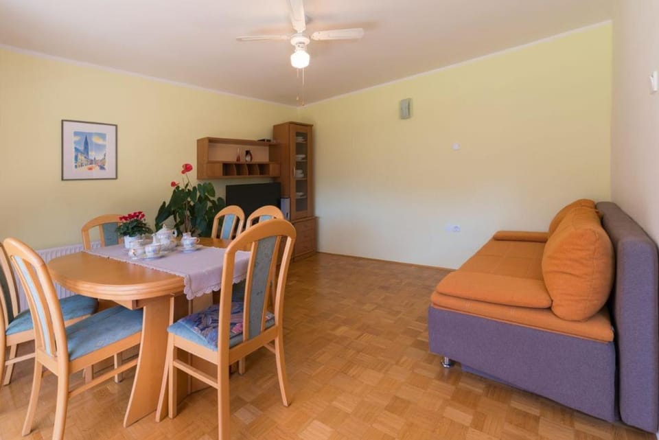 Property building, TV and multimedia, Living room, Seating area, Dining area
