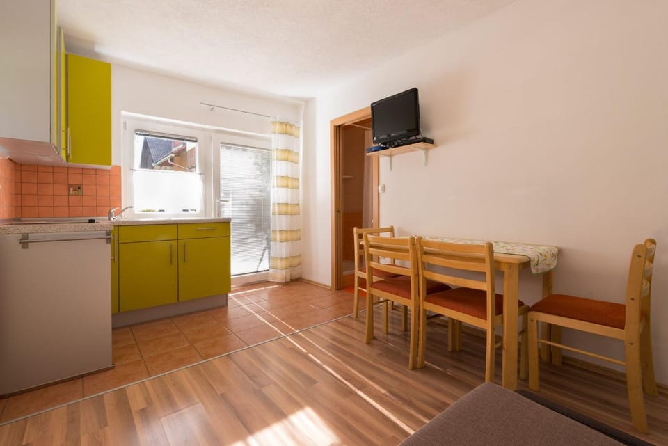 Property building, TV and multimedia, Kitchen or kitchenette, Seating area, Dining area