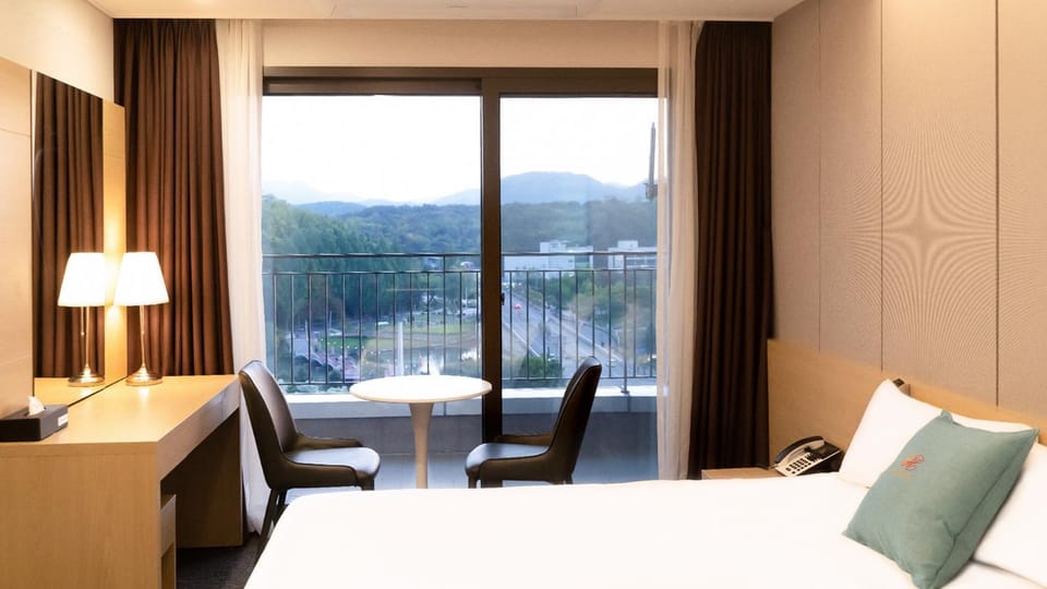 Natural landscape, Photo of the whole room, Bedroom