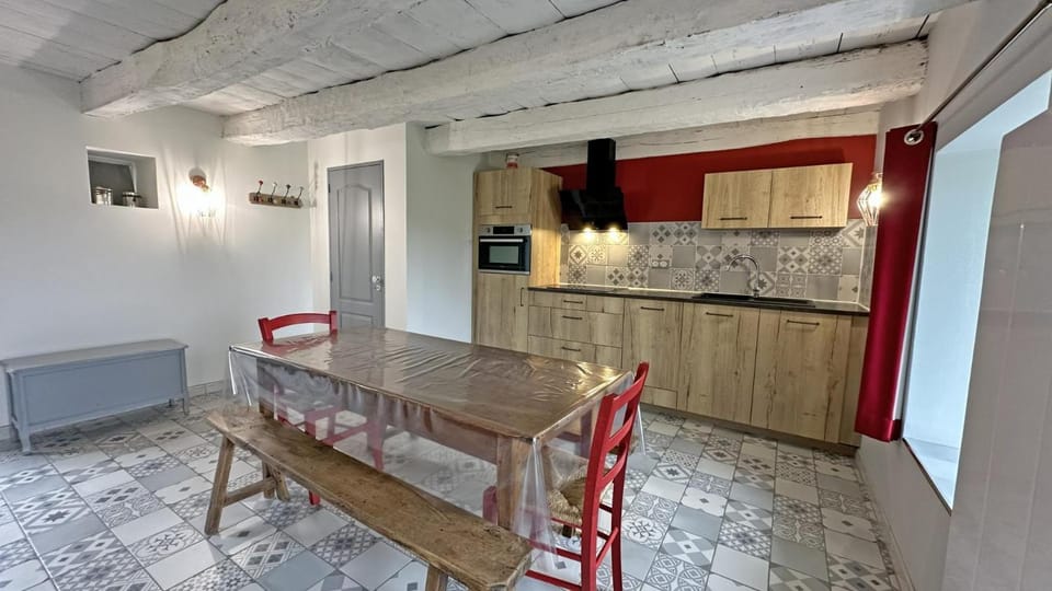 Kitchen or kitchenette, Dining area