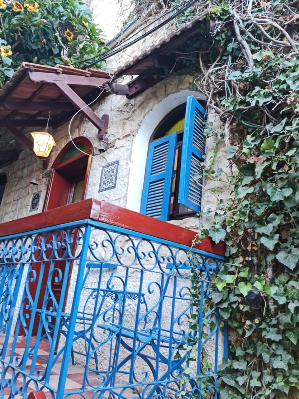 Property building, Day, Balcony/Terrace