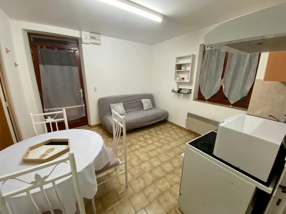 Logement individuel circuit 24h du Mans ou autre Bed and Breakfast in Pays de la Loire
