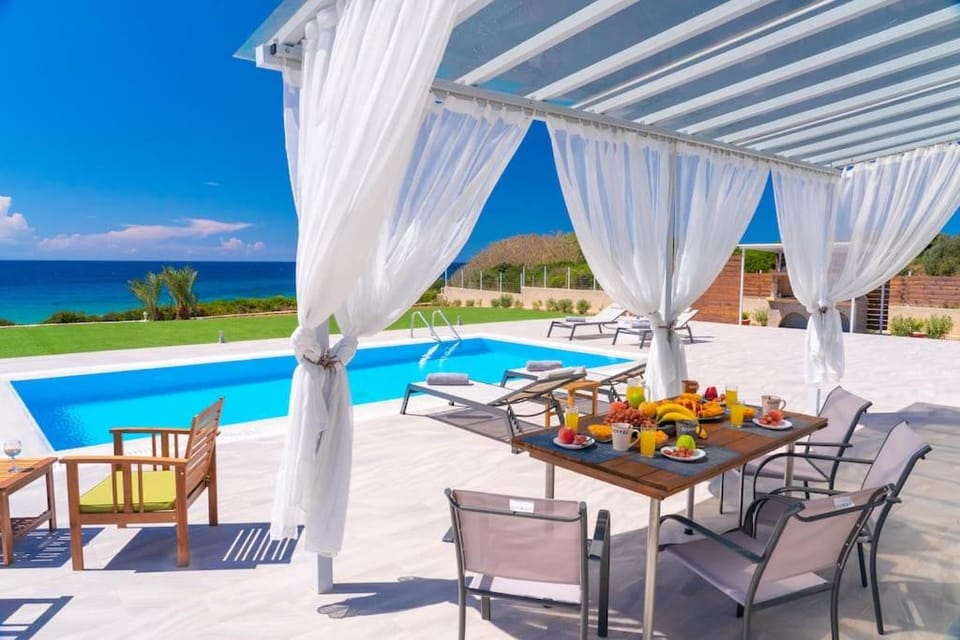 Patio, Food and drinks, Dining area, Garden view, Pool view, Swimming pool, sunbed