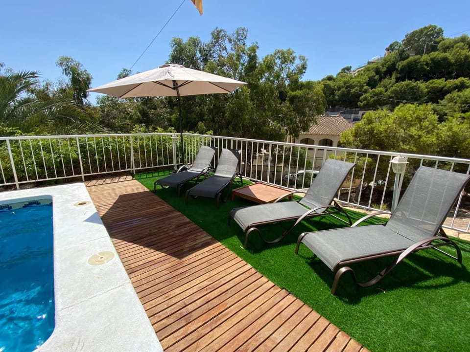 Swimming pool, sunbed
