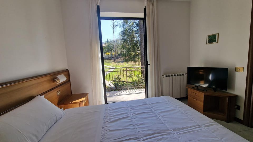 Balcony/Terrace, Bedroom, Garden view