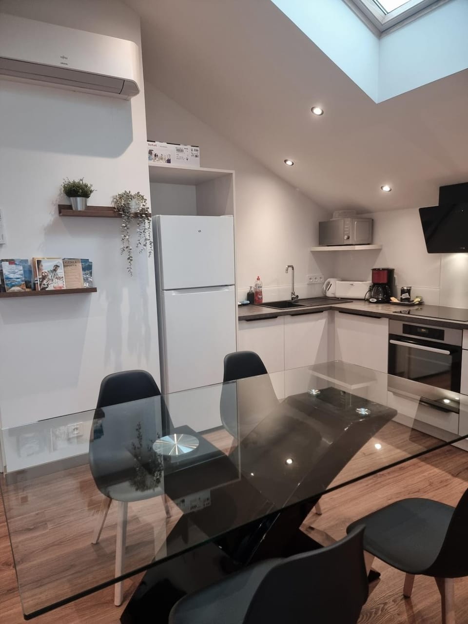 Kitchen or kitchenette, Dining area, dishwasher, oven, stove