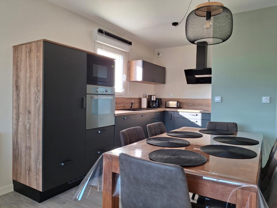 Coffee/tea facilities, dishwasher, microwave, oven, stove, kitchen