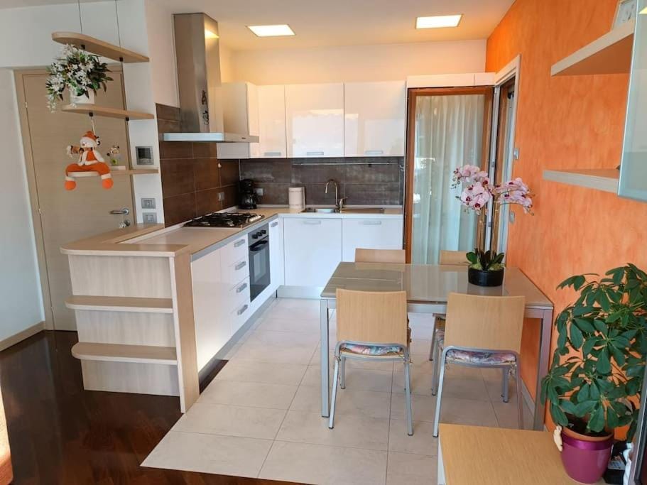 Kitchen or kitchenette, Dining area, dishwasher, minibar, pet friendly, stove