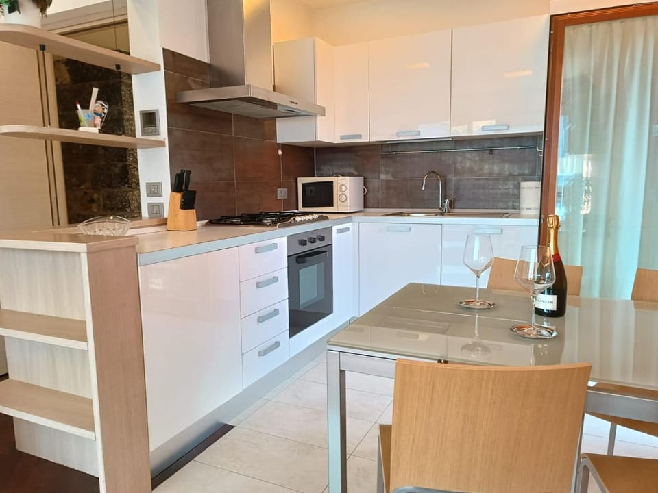 Kitchen or kitchenette, Dining area, dishwasher, minibar, pet friendly, stove