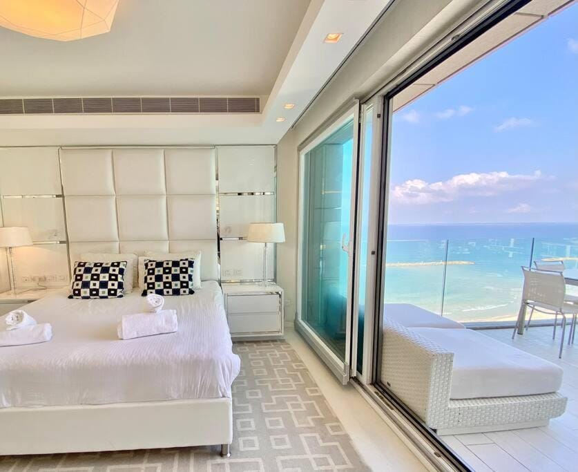 Bed, View (from property/room), Balcony/Terrace, Seating area, Bedroom, Sea view, towels