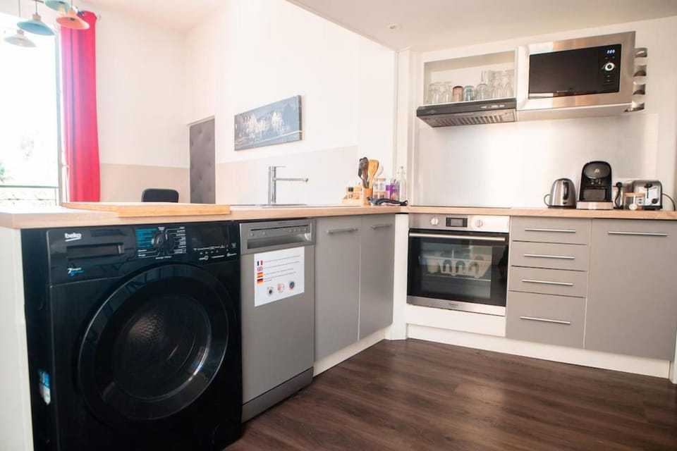 Coffee/tea facilities, Kitchen or kitchenette, dishwasher, oven, stove, toaster, washing machine, dryer