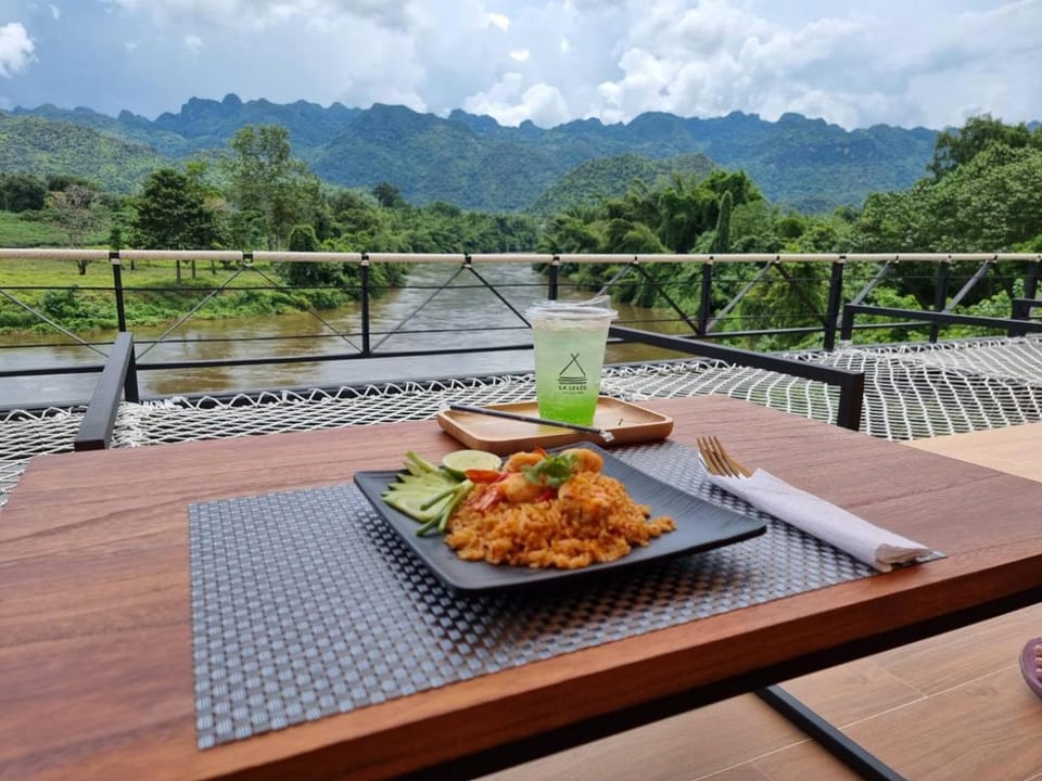Restaurant/places to eat, Food and drinks