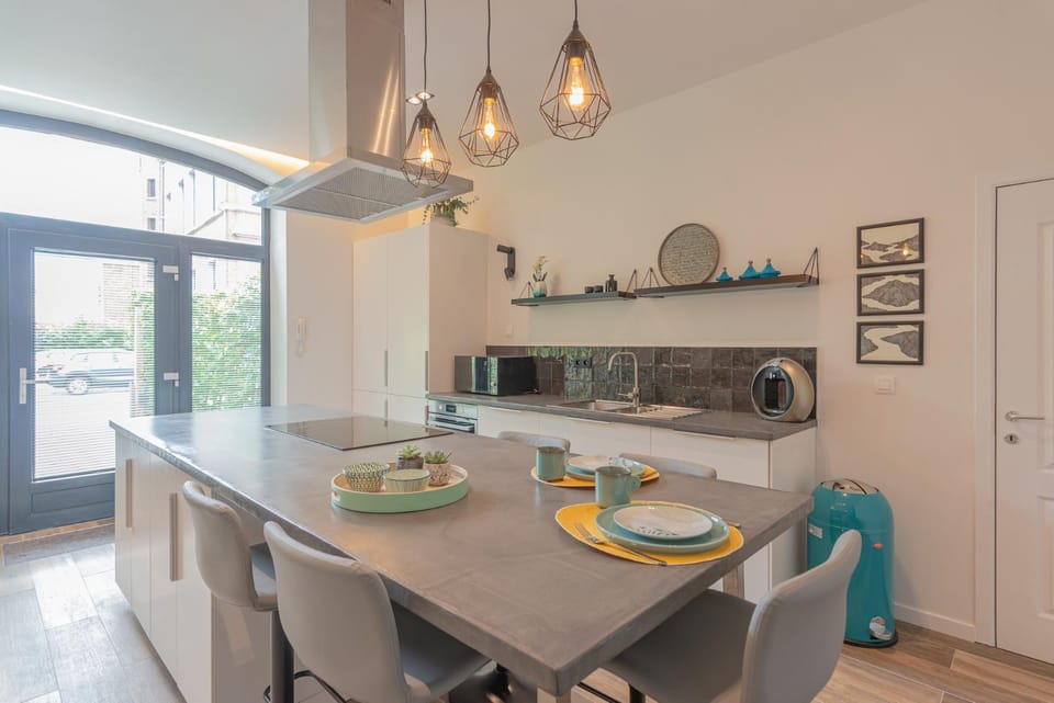 Kitchen or kitchenette, Dining area, dishwasher, pet friendly, stove