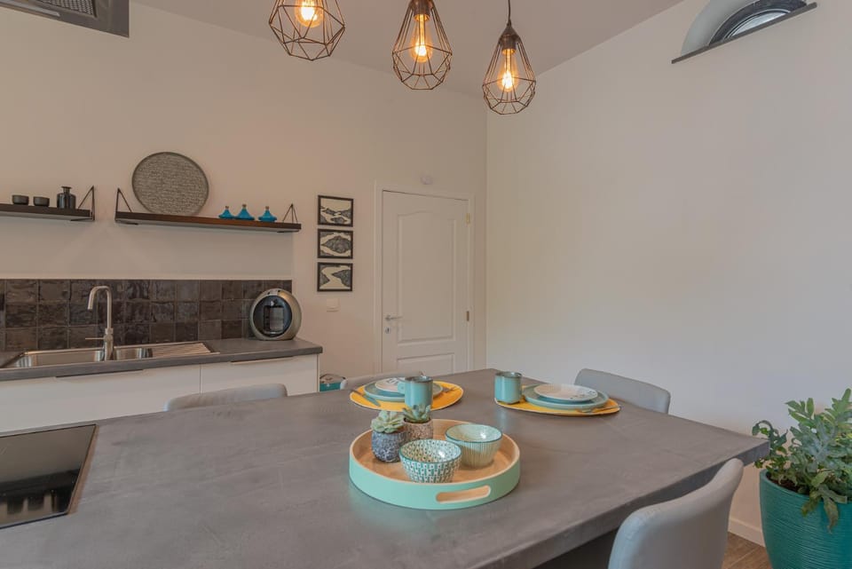 Kitchen or kitchenette, Food and drinks, Dining area