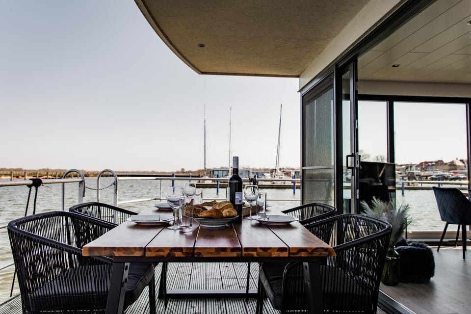 View (from property/room), Balcony/Terrace, Seating area, Lake view