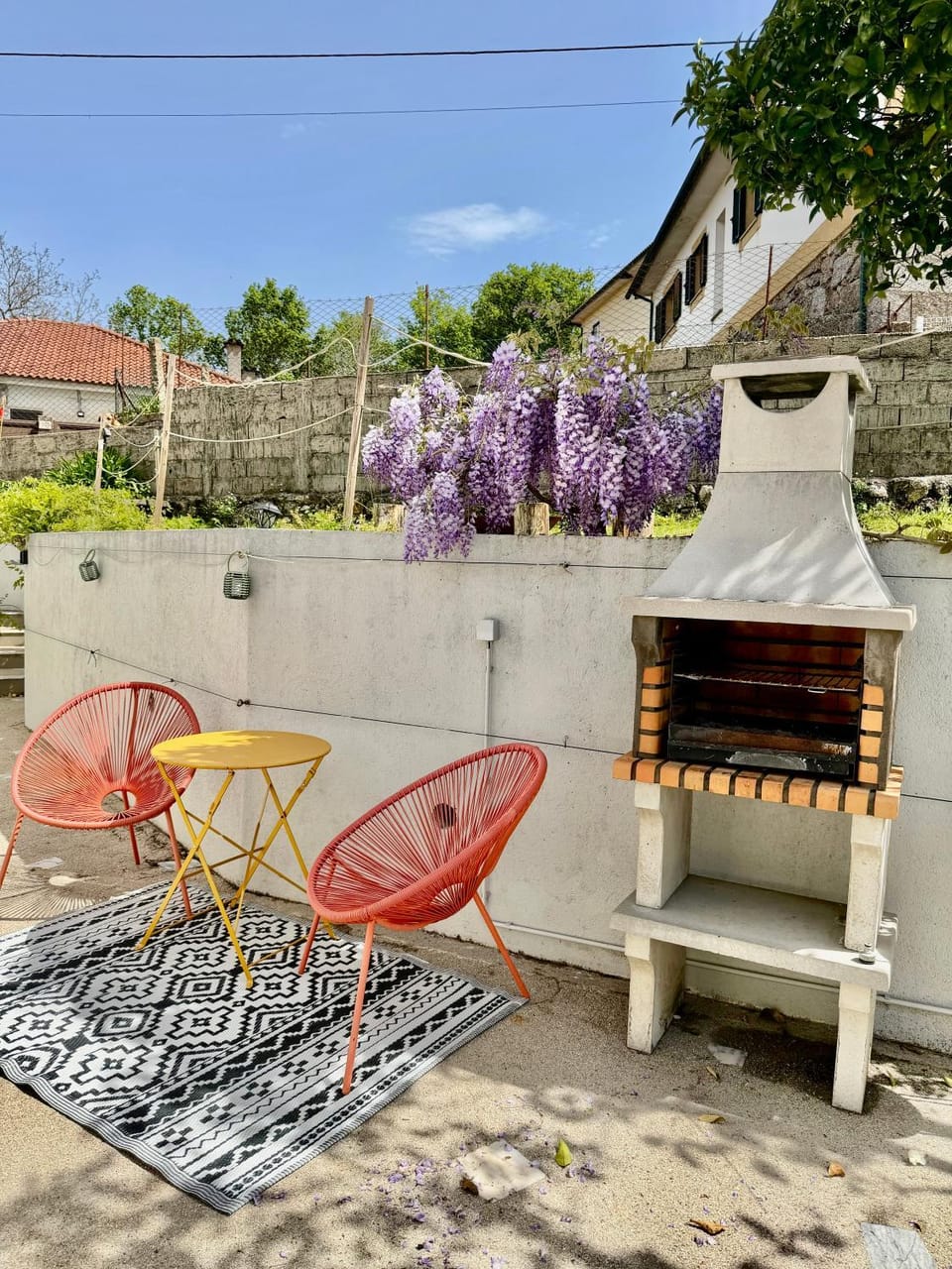 Patio, Day, Dining area