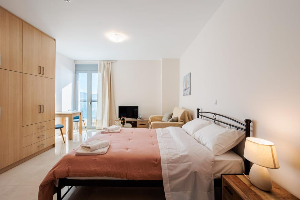 Bed, TV and multimedia