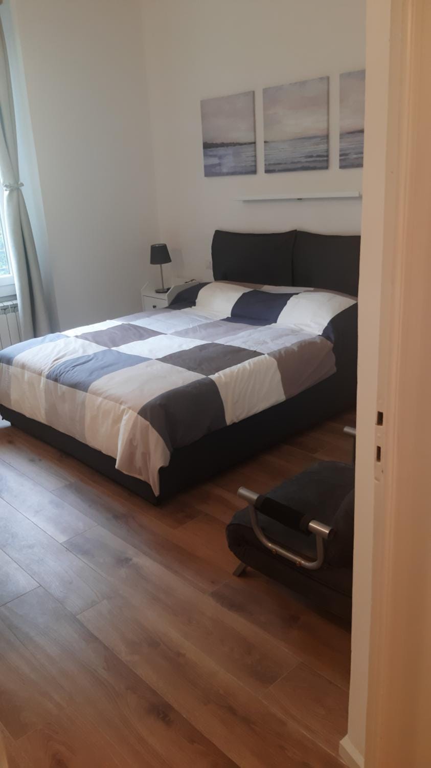 Photo of the whole room, Bedroom