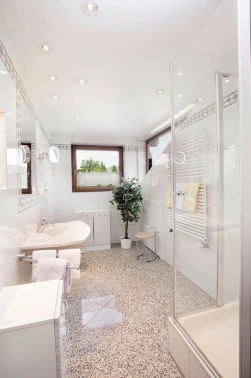 Shower, Bathroom, towels