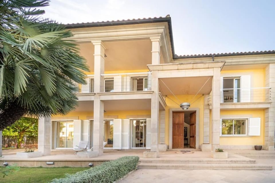 Property building, Facade/entrance, Garden, Garden view