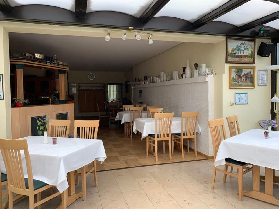 Restaurant/places to eat, Lounge or bar