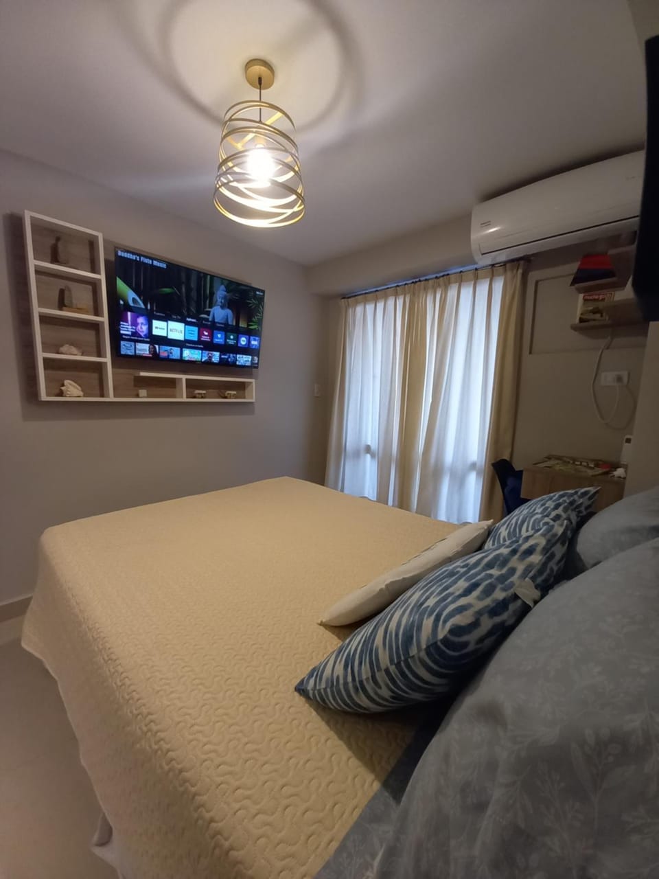 Bed, TV and multimedia, Bedroom